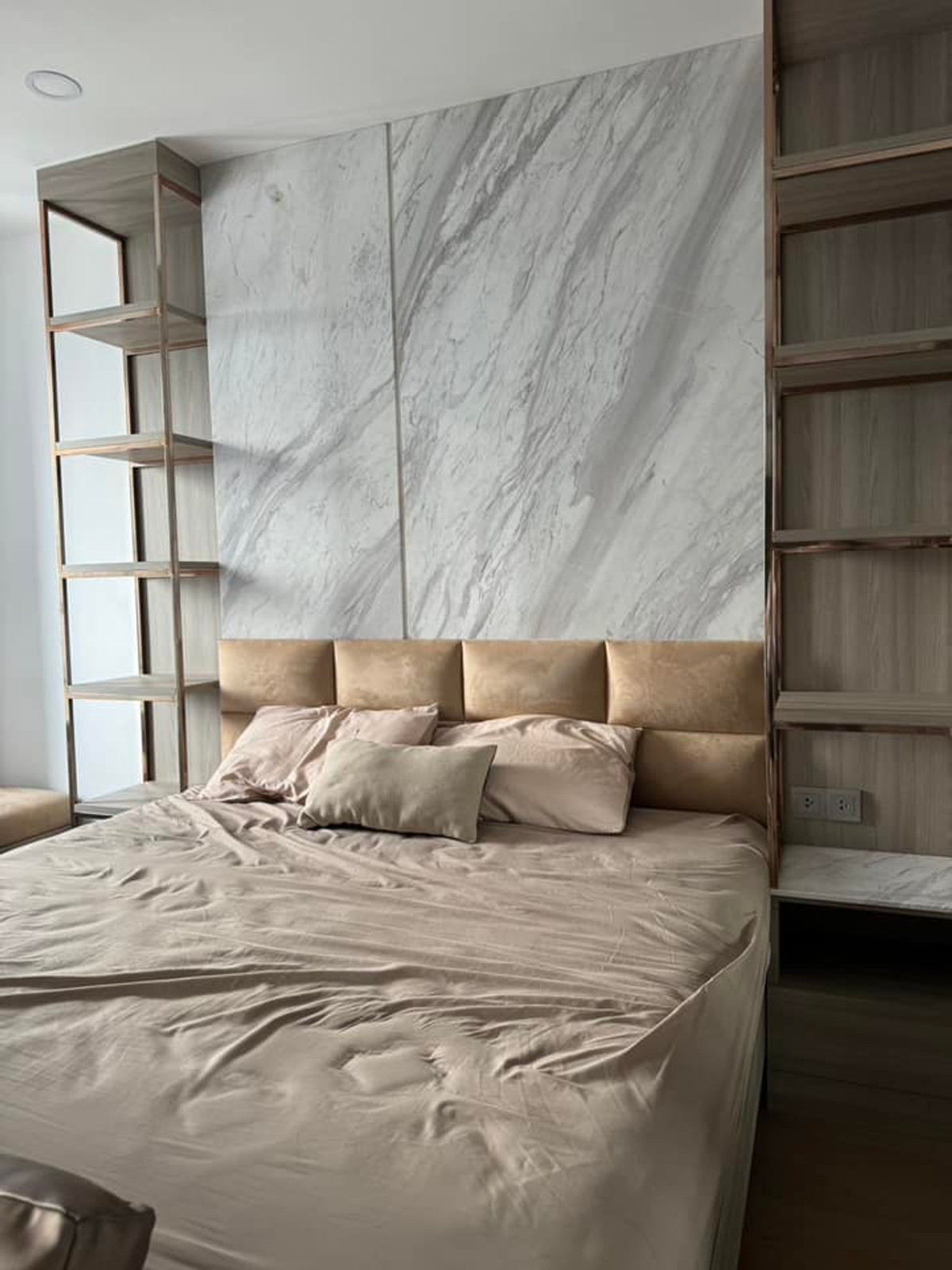 For RentCondoSiam Paragon ,Chulalongkorn,Samyan : Ashton Chula Silom【𝐑𝐄𝐍𝐓】🔥A room with warm, light brown tones, featuring a luxurious and soft design that is pleasing to the eye.🔥 Contact Line ID: @hacondo