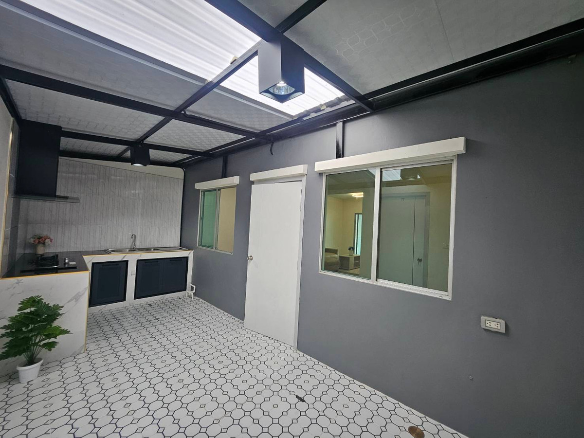 For SaleTownhomePathum Thani,Rangsit, Thammasat : Newly renovated townhouse for sale Ready to move in immediately 💥 Special price only 1.89 million baht 💥 Newly renovated house. The price is less than a million. Not easy to find in this area!