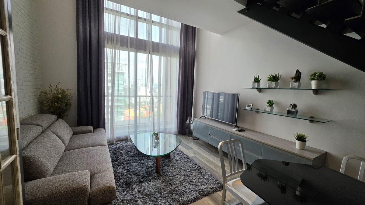 ให้เช่าคอนโดสุขุมวิท อโศก ทองหล่อ : 🔥ให้เช่าด่วน🔥The Lofts Ekkamai ห้อง Duplex รีโนเวทใหม่ ห้องสวย เฟอร์นิเจอร์ - เครื่องใช้ไฟฟ้าครบ พร้อมเข้าอยู่ ❗