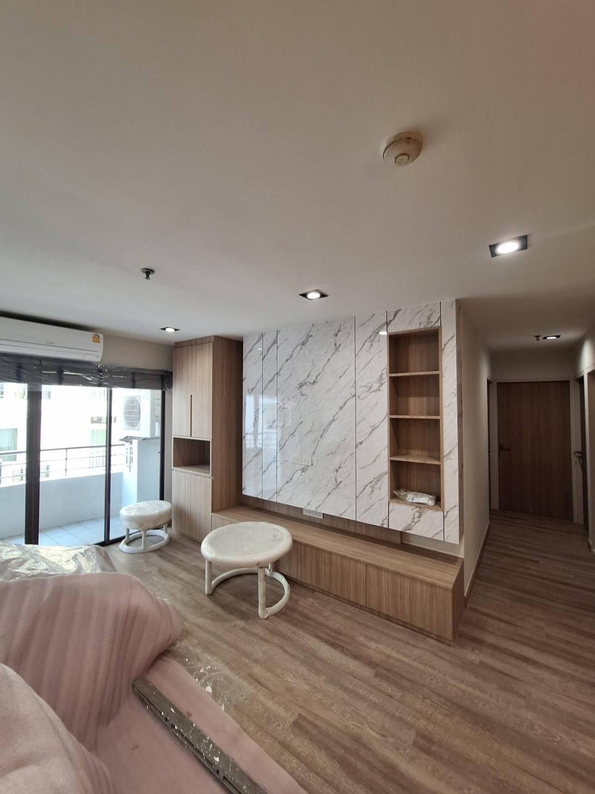 For RentCondoSukhumvit, Asoke, Thonglor : 28/01/2026, Luxury condo for rent, 3 bedrooms, 2 bathrooms, 119 sq.m., in the heart of Thonglor!Close to BTS/MSRT with fitness center and swimming pool, 60,000 baht per month.