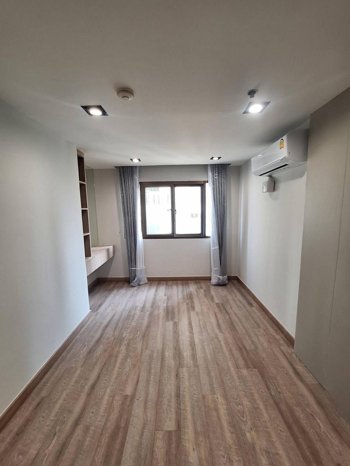 For RentCondoSukhumvit, Asoke, Thonglor : 28/01/2026, Luxury condo for rent, 3 bedrooms, 2 bathrooms, 119 sq.m., in the heart of Thonglor!Close to BTS/MSRT with fitness center and swimming pool, 60,000 baht per month.