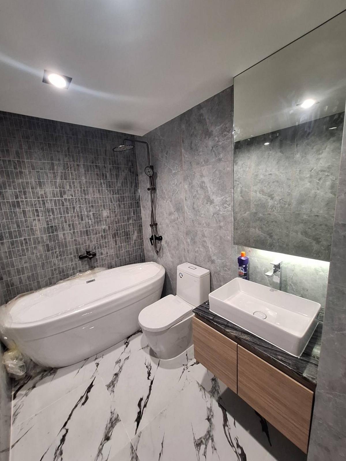 For RentCondoSukhumvit, Asoke, Thonglor : 28/01/2026, Luxury condo for rent, 3 bedrooms, 2 bathrooms, 119 sq.m., in the heart of Thonglor!Close to BTS/MSRT with fitness center and swimming pool, 60,000 baht per month.