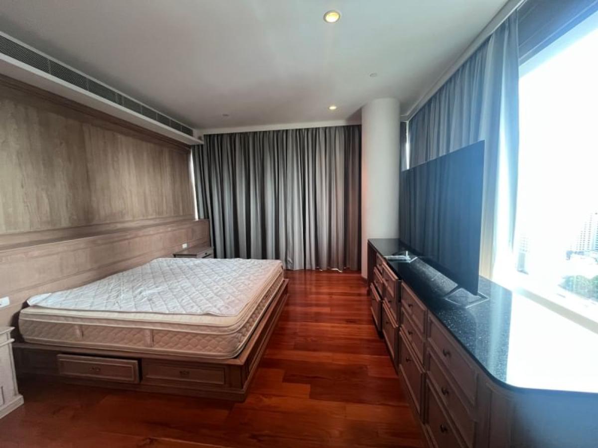 For RentCondoWitthayu, Chidlom, Langsuan, Ploenchit : 03/04/2026, Luxurious on a prime location! 4-bedroom condo @ 185 Rajadamri near BTS Ratchadamri
Special rent 280,000 THB/month with full facilities! 0642748883