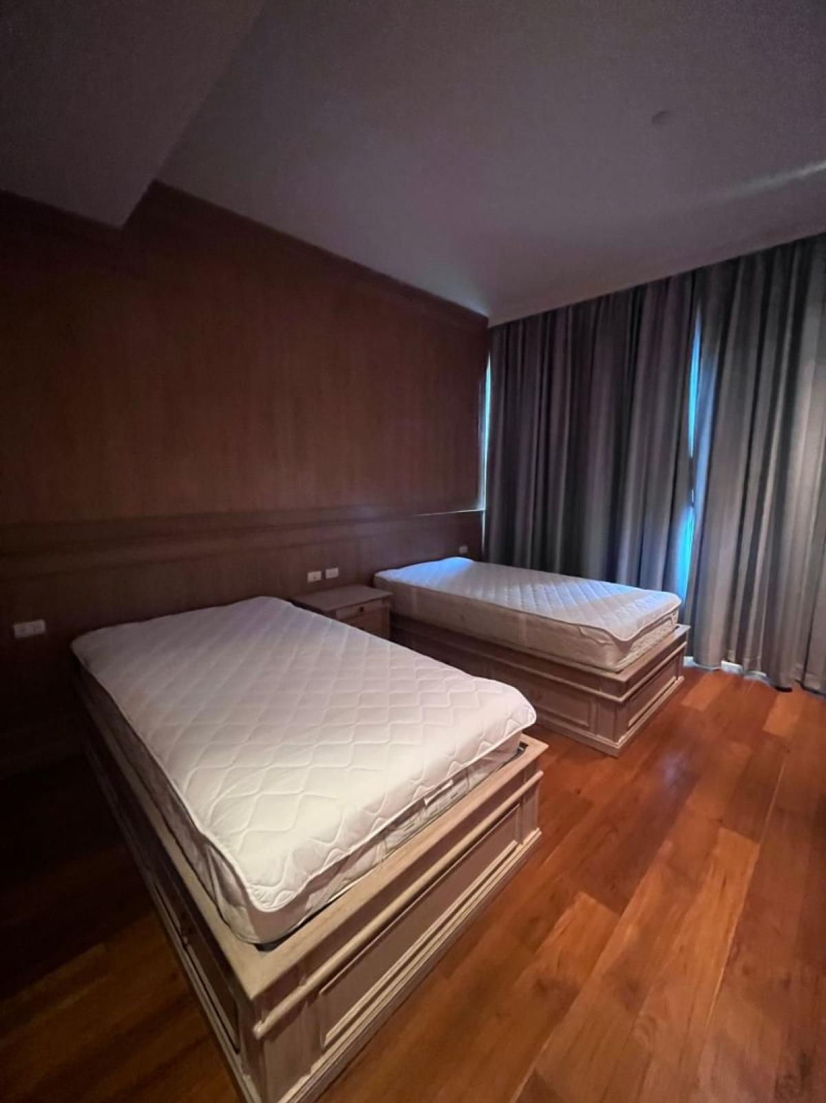 For RentCondoWitthayu, Chidlom, Langsuan, Ploenchit : 03/04/2026, Luxurious on a prime location! 4-bedroom condo @ 185 Rajadamri near BTS Ratchadamri
Special rent 280,000 THB/month with full facilities! 0642748883