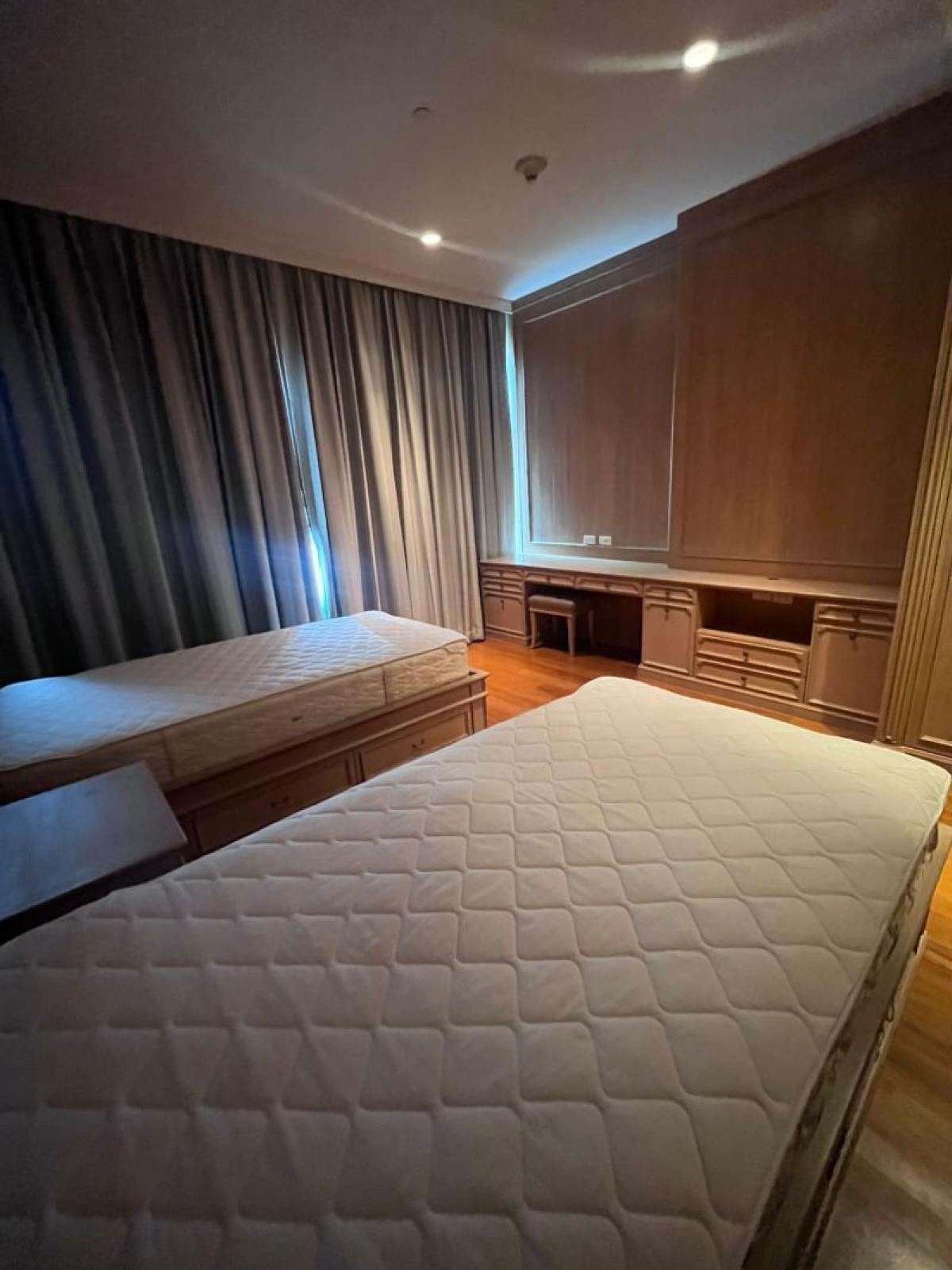 For RentCondoWitthayu, Chidlom, Langsuan, Ploenchit : 03/04/2026, Luxurious on a prime location! 4-bedroom condo @ 185 Rajadamri near BTS Ratchadamri
Special rent 280,000 THB/month with full facilities! 0642748883