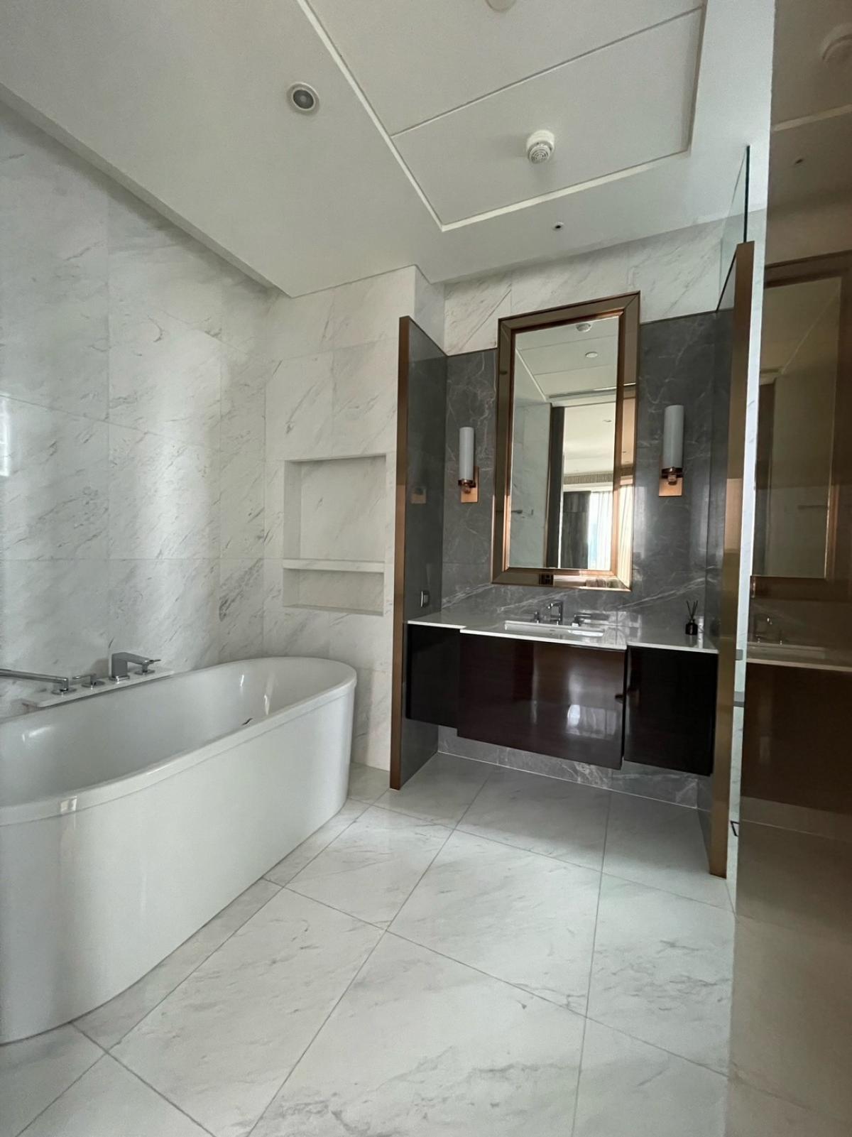 ขายคอนโดวิทยุ ชิดลม หลังสวน : 03/04/2026, รวมค่าโอนSindhorn Tonson Luxury Condo 2 ห้องนอน ใจกลางชิดลม 
ใกล้ BTS/MRT เดินถึง Central ชิดลม เริ่ม 41.8 ลบ. 0642748883