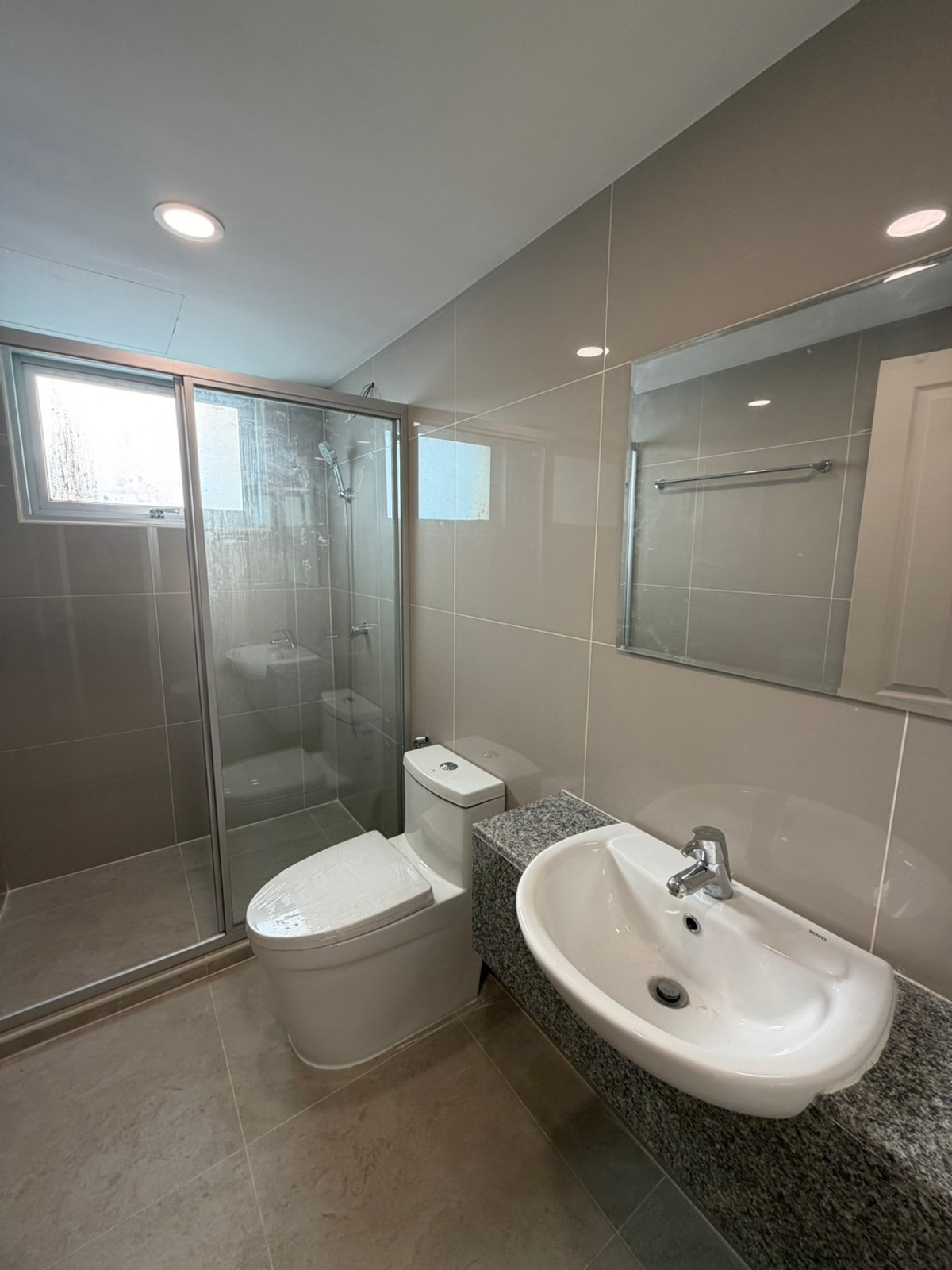 For RentCondoPattanakan, Srinakarin : Condo for rent, Supalai Park Srinakarin, newly renovated, ready to move in. Next to the MRT Yellow Line