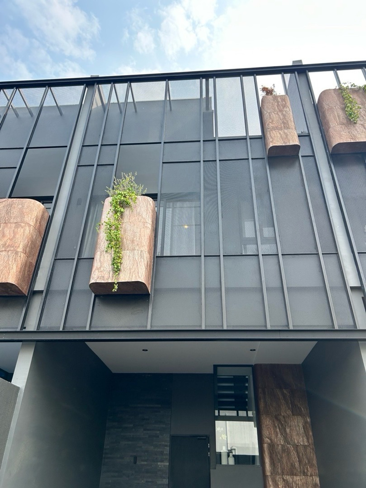 ขายทาวน์โฮมเลียบทางด่วนรามอินทรา : ทาวน์โฮมหรู 3 ชั้น แอล คิว สตรีวิทยา 2 ย่านเลียบด่วนรามอินทรา ใกล้เซ็นทรัลอีสต์วิลล์ เดินทางเข้าเมืองง่าย