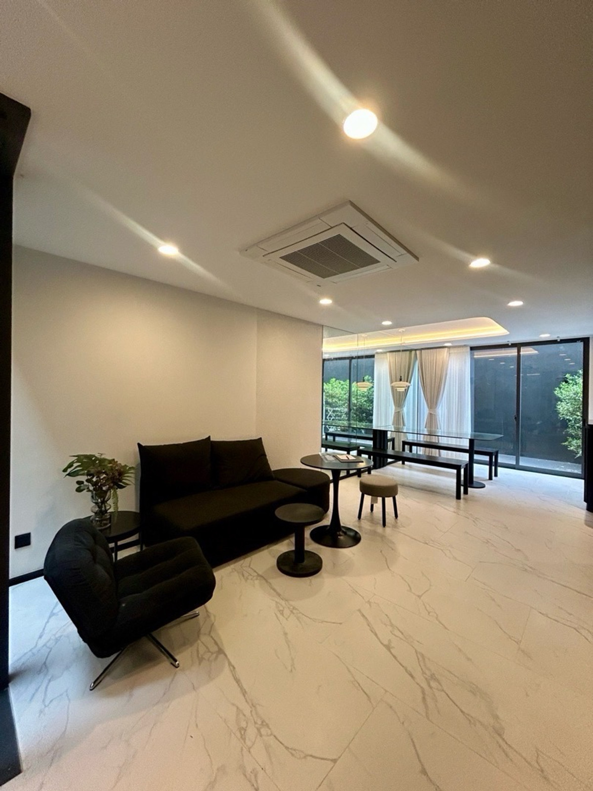 ขายทาวน์โฮมเลียบทางด่วนรามอินทรา : ทาวน์โฮมหรู 3 ชั้น แอล คิว สตรีวิทยา 2 ย่านเลียบด่วนรามอินทรา ใกล้เซ็นทรัลอีสต์วิลล์ เดินทางเข้าเมืองง่าย