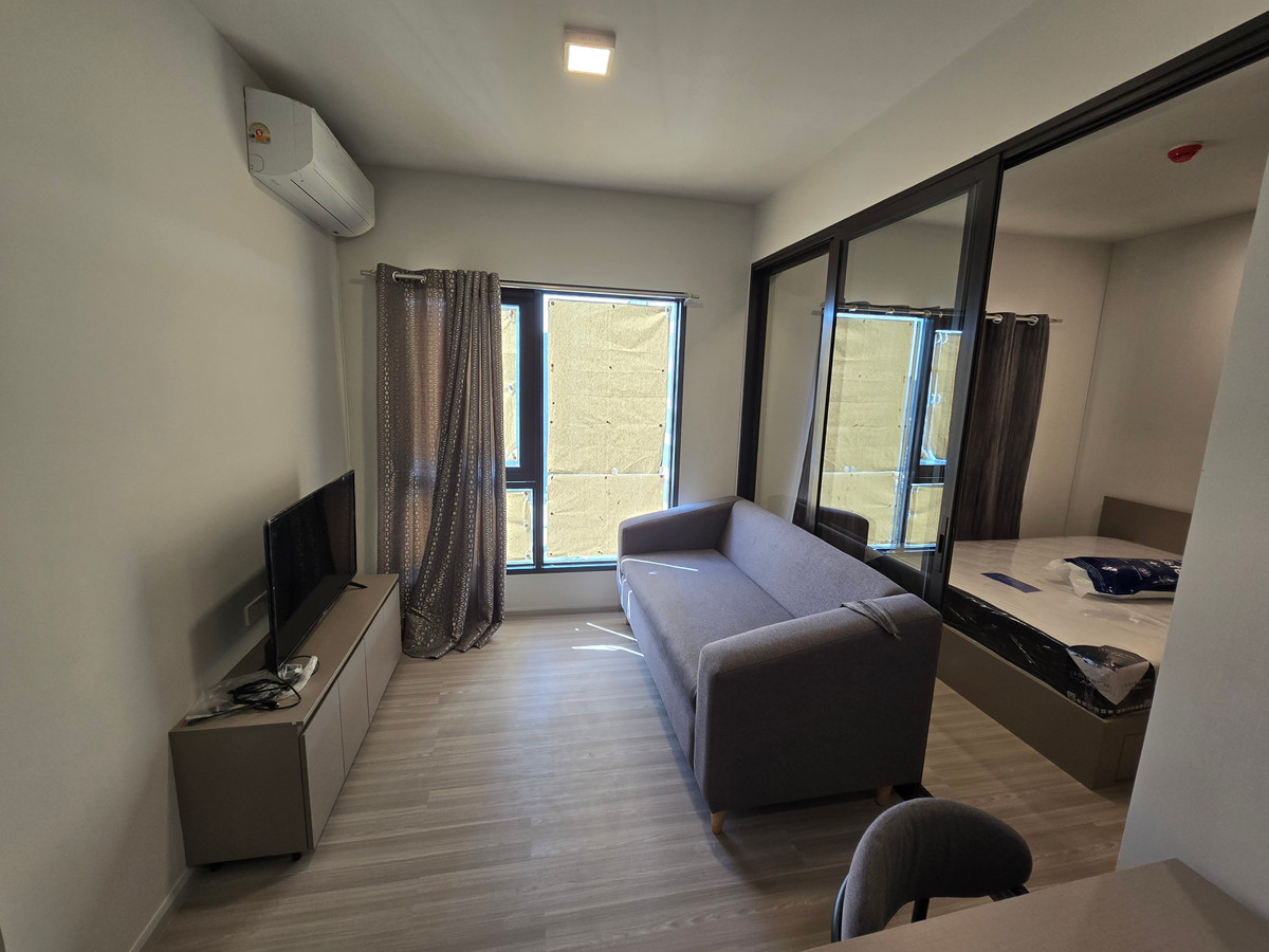 For RentCondoWongwianyai, Charoennakor : Quintara Mhy Den Phonimit, right next to BTS Pho Nimit station (0 meters), 1 bedroom, brand new unit, for rent at 15,000 THB. Urgent!