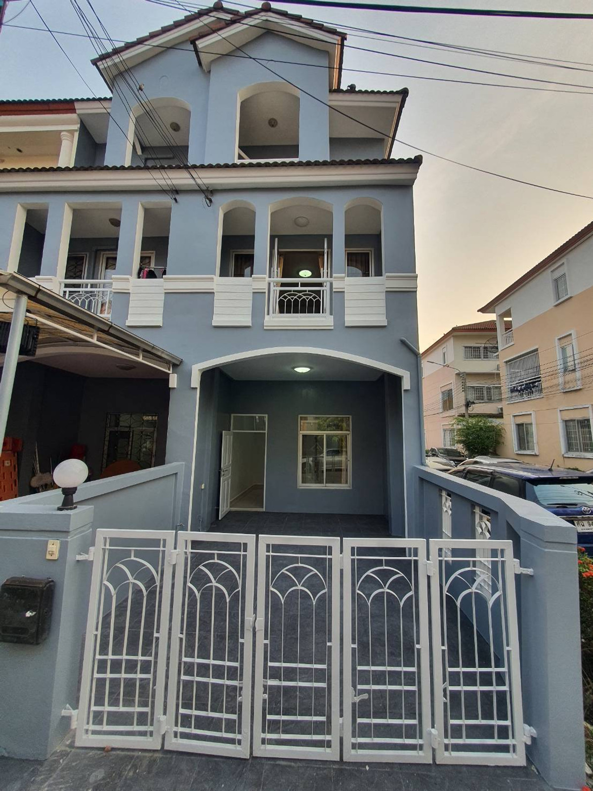 For SaleTownhomeOnnut, Udomsuk : For sale 2.99 million ♥️ 3-story townhouse ✨️ Corner unit, 3 bedrooms