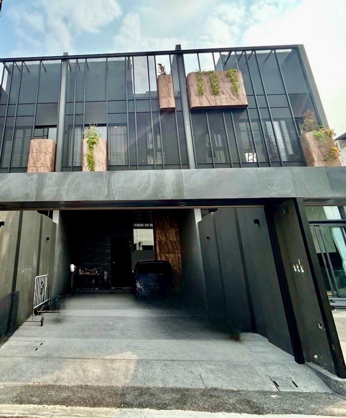 For SaleTownhomeYothinpattana,CDC : Luxury 3-Storey Townhomes at L QUBE Satriwitthaya 2 Near Central Eastville
