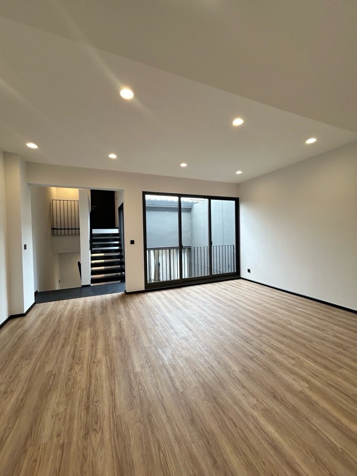 ขายทาวน์โฮมเลียบทางด่วนรามอินทรา : ทาวน์โฮมหรู 3 ชั้น แอล คิว สตรีวิทยา 2 ย่านเลียบด่วนรามอินทรา ใกล้เซ็นทรัลอีสต์วิลล์ เดินทางเข้าเมืองง่าย