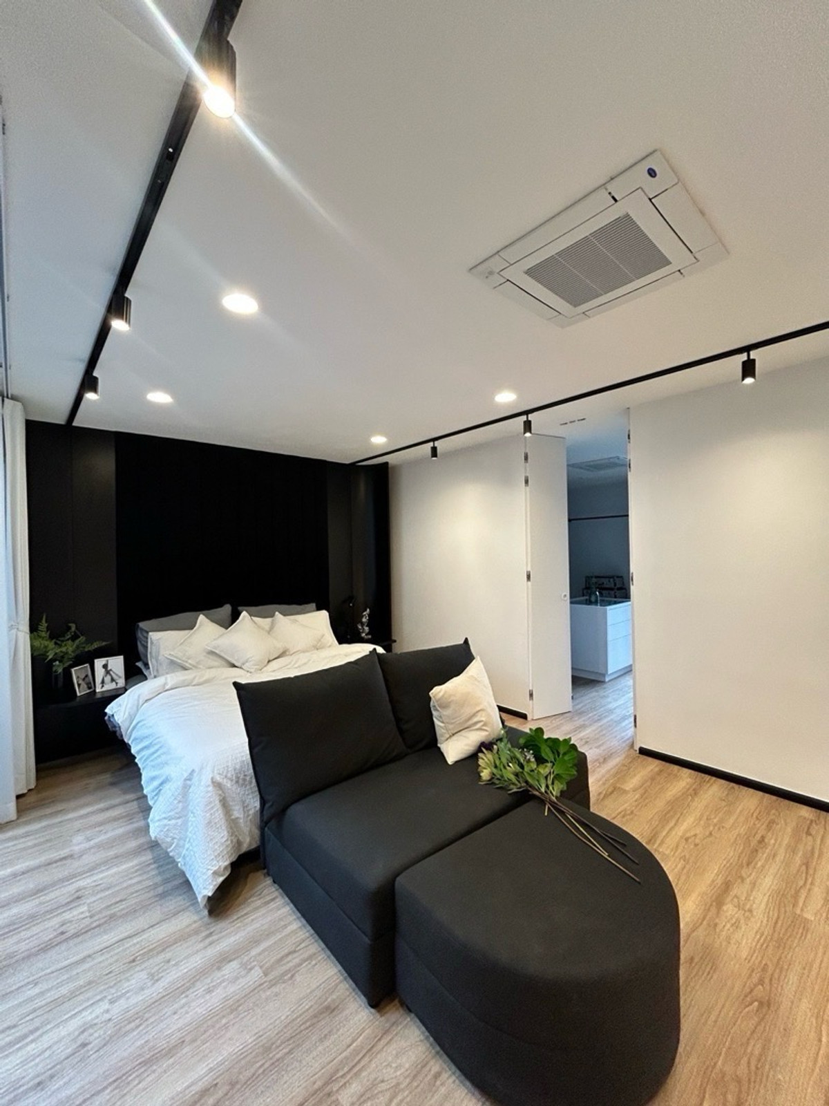 ขายทาวน์โฮมเลียบทางด่วนรามอินทรา : ทาวน์โฮมหรู 3 ชั้น แอล คิว สตรีวิทยา 2 ย่านเลียบด่วนรามอินทรา ใกล้เซ็นทรัลอีสต์วิลล์ เดินทางเข้าเมืองง่าย