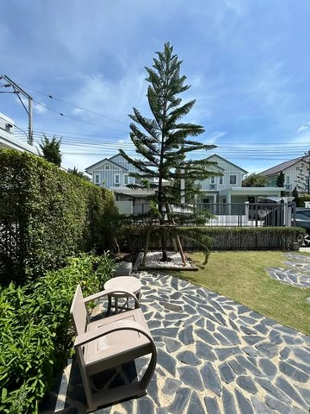 For RentHouseBangna, Bearing, Lasalle : HR3187 Single house for rent, Villaggio 2 Srinakarin-Bangna. Beautiful European style house Resort atmosphere With garden area around the house