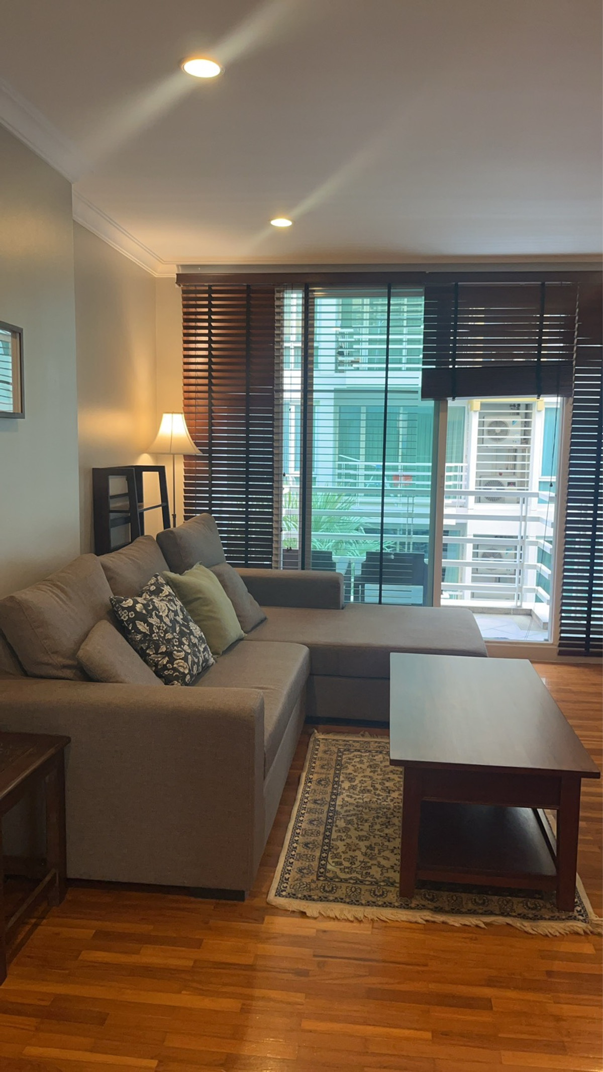 ให้เช่าคอนโดนานา : คอนโดมิเนียมแบบโลว์ไรส์ 2 ห้องนอน 2 ห้องน้ำ ขนาด 88 ตารางเมตร ที่บ้านสิริ สุขุมวิท 10 ให้เช่า ราคา 50,000 บาทต่อเดือน ใกล้สถานีรถไฟฟ้า BTS นานา