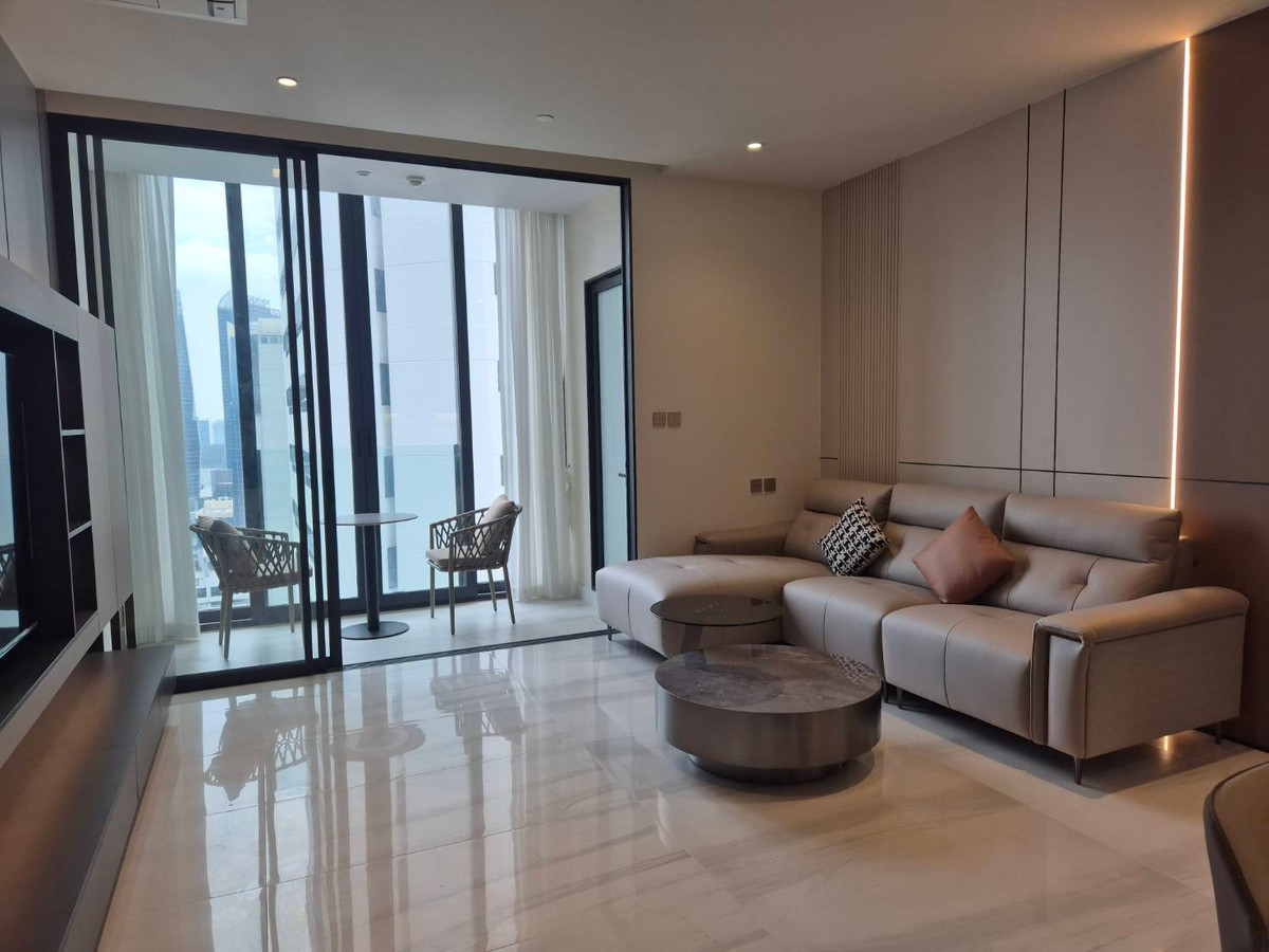 ให้เช่าคอนโดสาทร นราธิวาส : 3 Bedroom high floor ใจกลางสาทร  📢 Line id : @085pucam 🎯 YKP Rental Condo