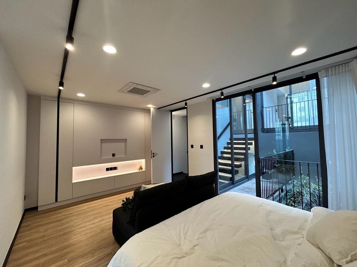 ขายทาวน์โฮมเลียบทางด่วนรามอินทรา : ทาวน์โฮมหรู 3 ชั้น แอล คิว สตรีวิทยา 2 ย่านเลียบด่วนรามอินทรา ใกล้เซ็นทรัลอีสต์วิลล์ เดินทางเข้าเมืองง่าย