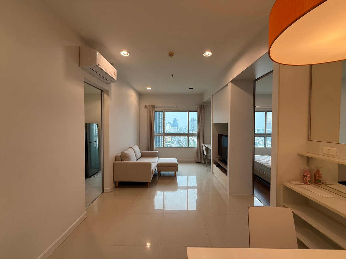 For RentCondoWongwianyai, Charoennakor : For rent Q House Sathorn, beautiful room, comfortable tone, very good price, high floor, city view.