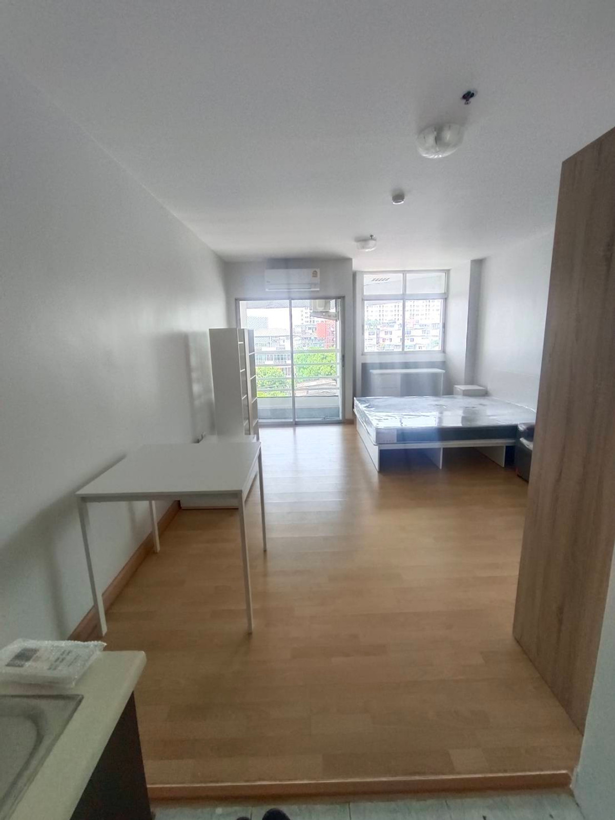 คอนโดโชคชัย4 ลาดพร้าว71 : ให้เช่า 7,500 / ขาย คอนโด ป.ธนา ทาวเวอร์ 2 ใกล้ รถไฟฟ้าโชคชัย 4 ซอยลาดพร้าว 58/1 แบบ 1 ห้องนอน 32 ตร.ม.  ห้องใกล้สระว่ายน้ำ 