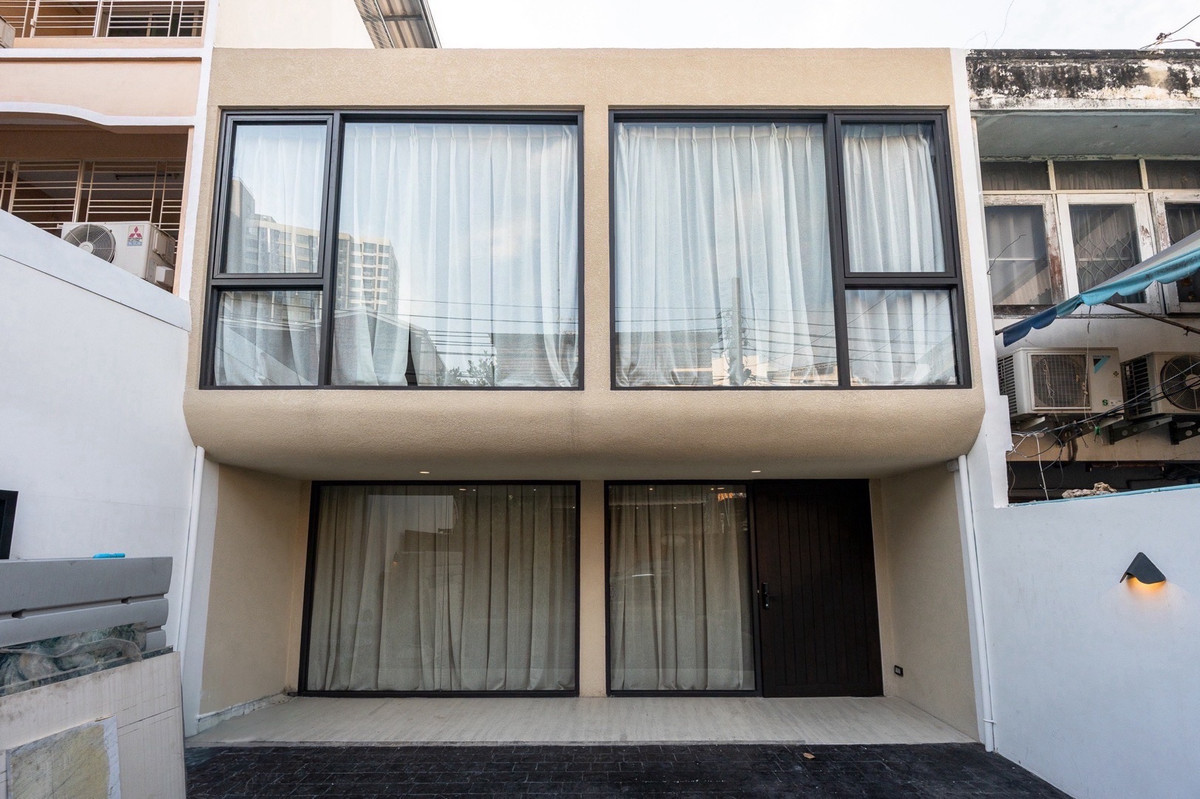 For SaleTownhomeSathorn, Narathiwat : Townhouse in Central City Location on Chan Road Near Business and Shopping Districts