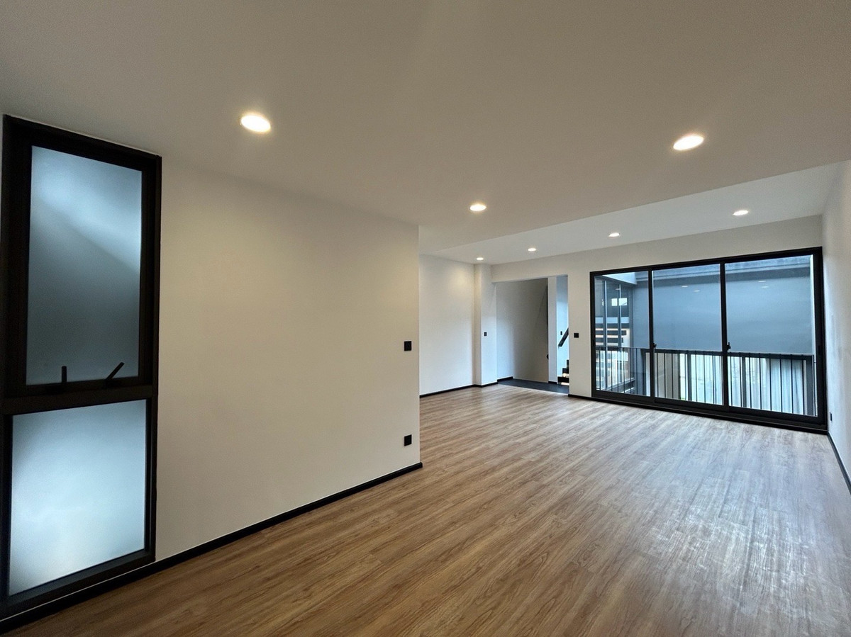 ขายทาวน์โฮมเลียบทางด่วนรามอินทรา : ทาวน์โฮมหรู 3 ชั้น แอล คิว สตรีวิทยา 2 ย่านเลียบด่วนรามอินทรา ใกล้เซ็นทรัลอีสต์วิลล์ เดินทางเข้าเมืองง่าย