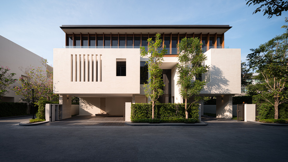 For SaleHousePattanakan, Srinakarin : Park Heritage Phatthanakan 20 Large Detached House with Nearly 800 sq.m. of Living Space Please call: 082-894-4624