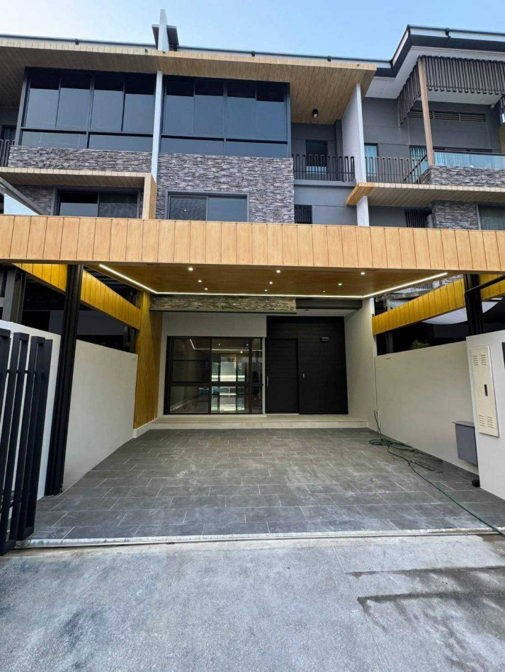 ให้เช่าทาวน์โฮมลาดพร้าว101 แฮปปี้แลนด์ : ให้เช่า ทาวน์โฮม เดอะ แลนด์มาร์ค เอกมัย - รามอินทรา 224 ตรม 29.90 ตรว ใกล้ Central EastVille