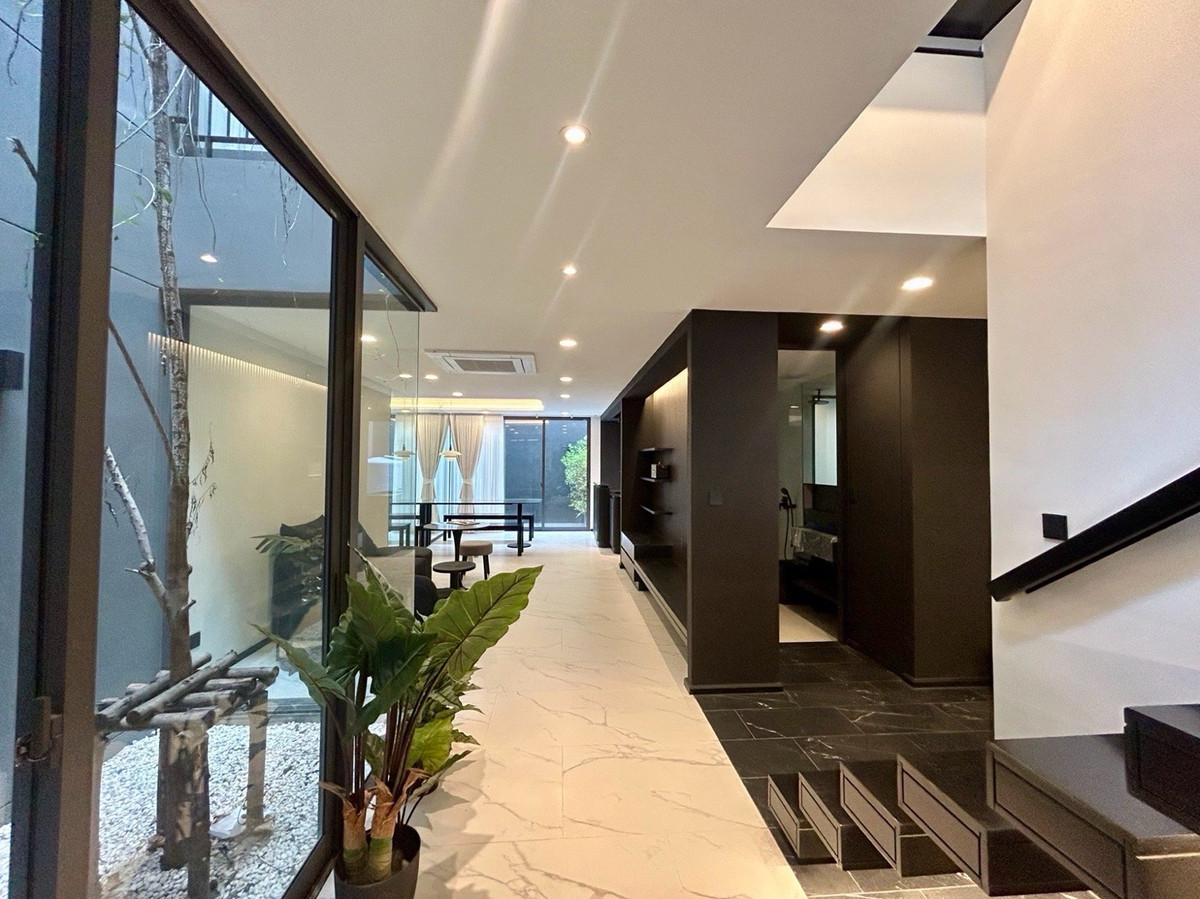 ขายทาวน์โฮมเลียบทางด่วนรามอินทรา : ทาวน์โฮมหรู 3 ชั้น แอล คิว สตรีวิทยา 2 ย่านเลียบด่วนรามอินทรา ใกล้เซ็นทรัลอีสต์วิลล์ เดินทางเข้าเมืองง่าย