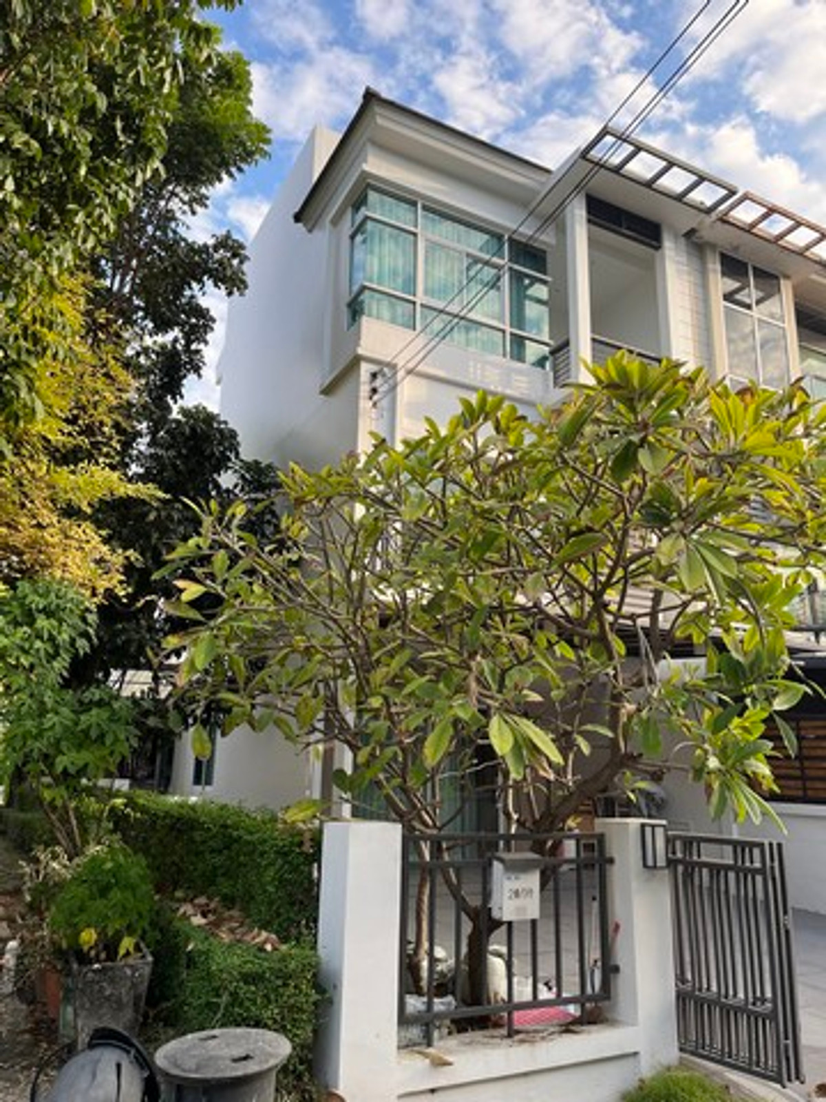 For RentTownhomeLadkrabang, Suwannaphum Airport : HR3190 Luxury 3-story townhome for rent, The Metro Rama 9, fully furnished, ready to move in, near ARL Hua Mak.