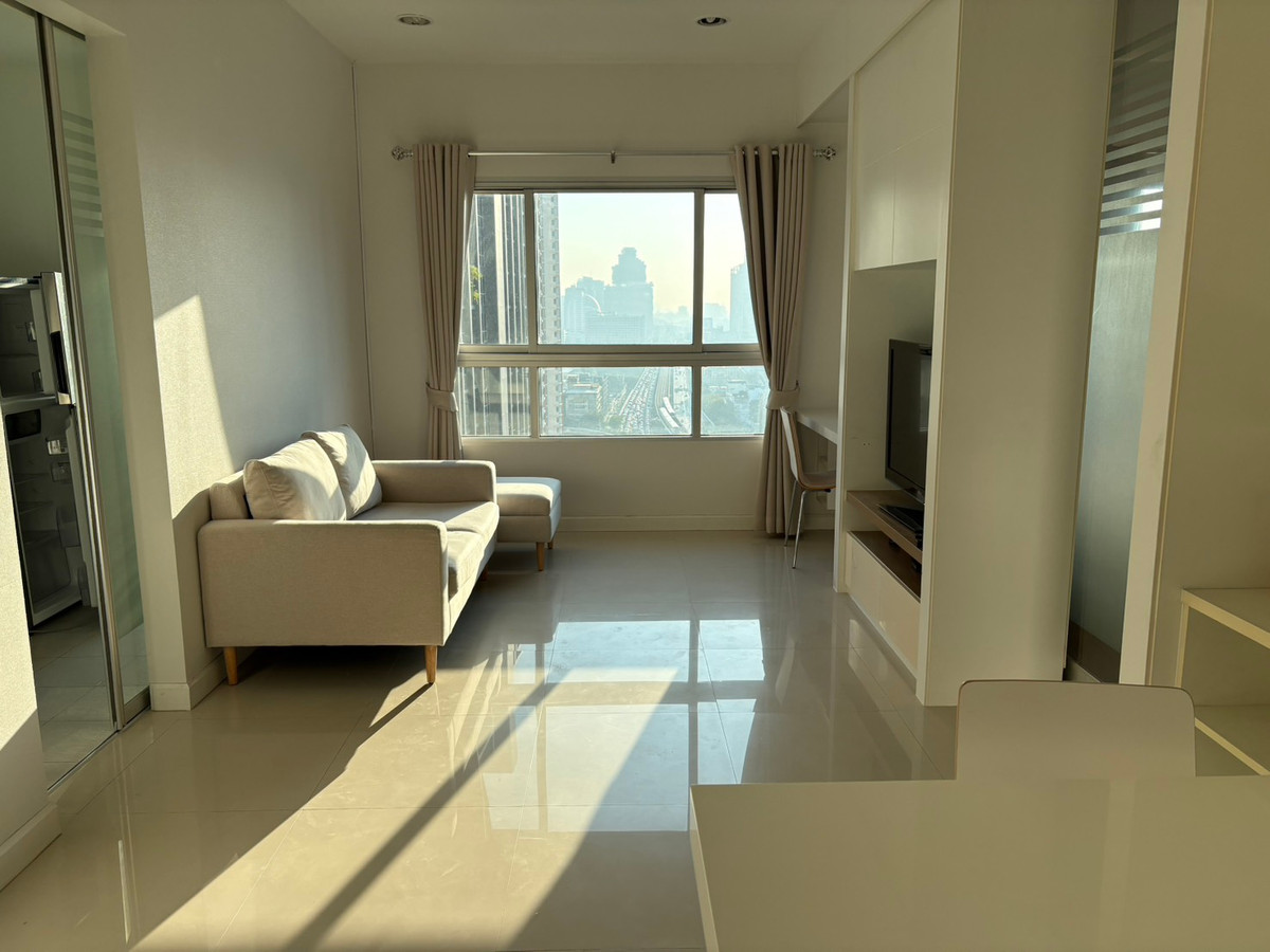 For RentCondoWongwianyai, Charoennakor : For rent Q House Sathorn, beautiful room, comfortable tone, very good price, high floor, city view.