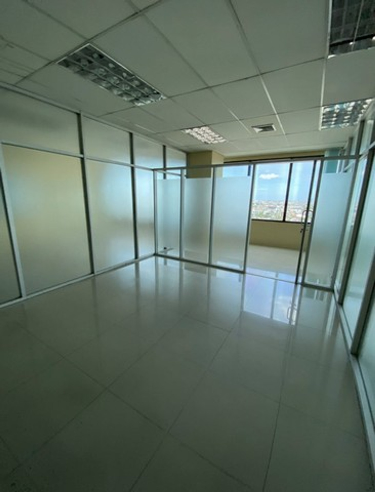 For RentOfficeBangna, Bearing, Lasalle : HR3185 Office for rent, prime location, 15th floor, Thotsapon Land Building. (Bangna Complex) Spacious area, next to the main road, convenient travel, close to complete amenities.