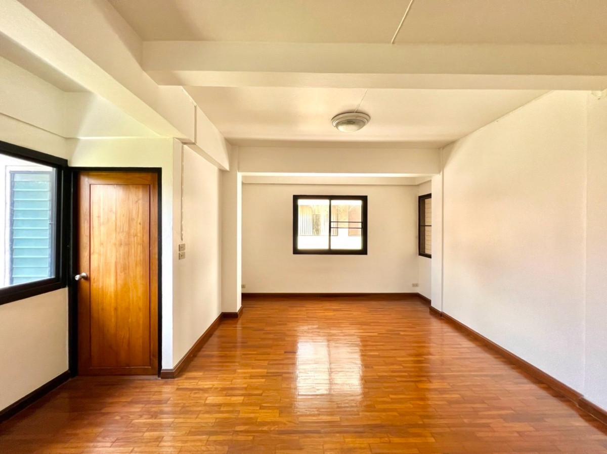 ให้เช่าโฮมออฟฟิศนานา : ให้เช่า โฮมออฟฟิศ นานา สุขุมวิท สวนเบญจกิติ ใกล้ รถไฟฟ้า BTS ใกล้ ทางด่วน และ เพลินจิต | จอดรถได้ 4 คัน