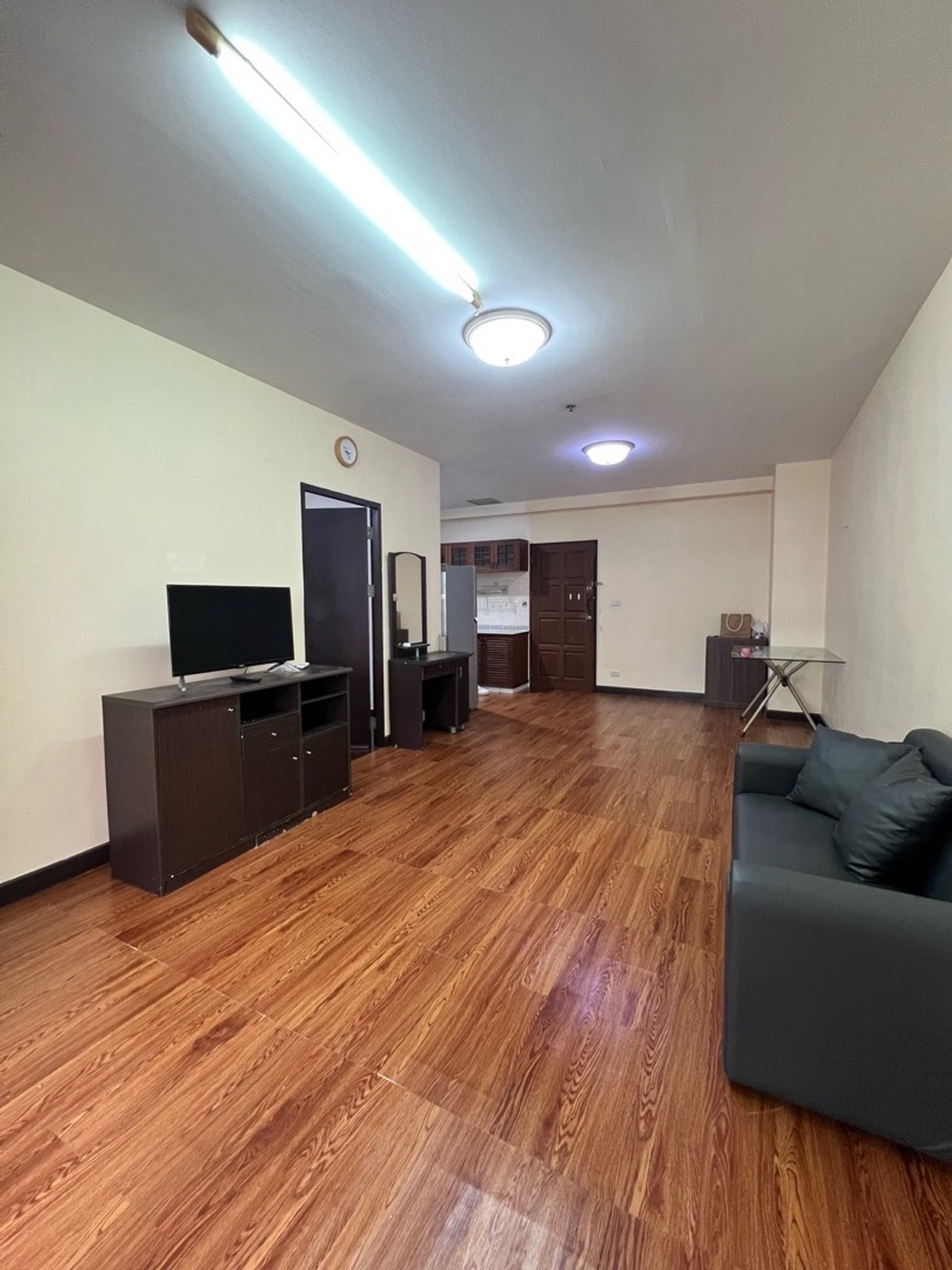 ให้เช่าคอนโดวิภาวดี ดอนเมือง หลักสี่ : ให้เช่าคอนโดบ้านประชานิเวศน์ ใกล้ตลาดบองมาร์เช่ และ mrt วัดเสมียนนารี ห้องใหญ่ 52 ตรม. วิวสระ ฟอร์ครบ 