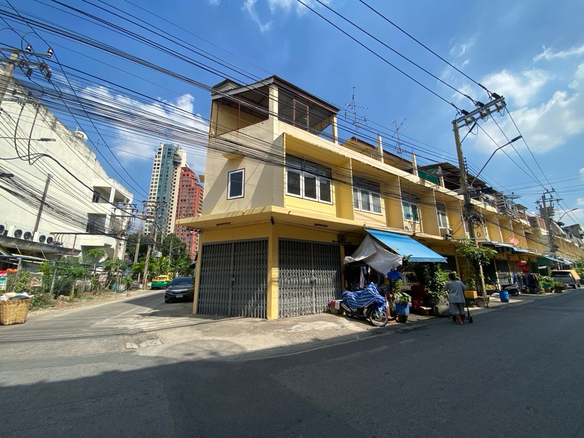 For RentShop HousePinklao, Charansanitwong : For rent-sale, shophouse/commercial building, corner plot, 3 floors, Main Road, Soi Charansanitwong 62, Intersection 5, near Sirindhorn BTS station.