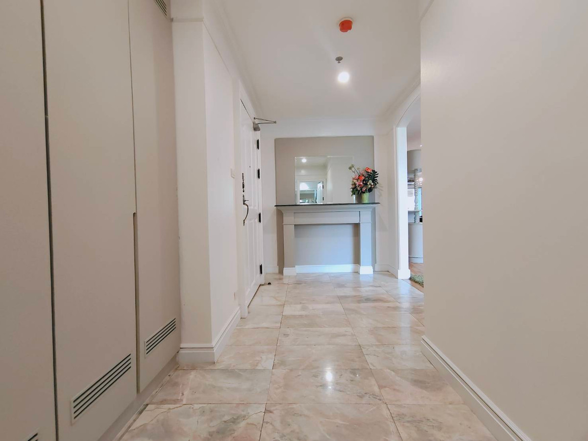 ให้เช่าคอนโดสุขุมวิท อโศก ทองหล่อ : G.M. Tower Sukhumvit 20 – Large 4-Bedroom Pet-Friendly Condo for Rent | 450 sq.m.