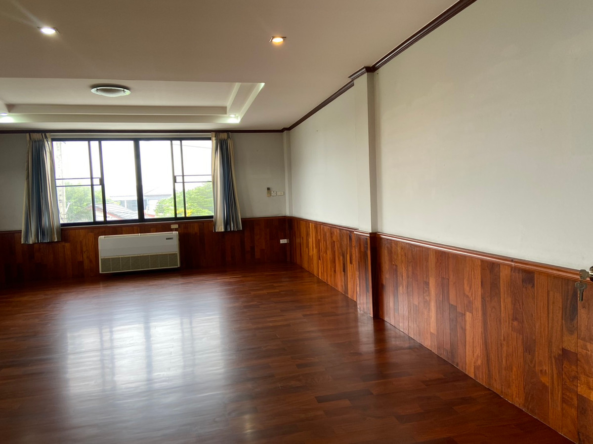 อาคารพาณิชย์ปิ่นเกล้า จรัญสนิทวงศ์ : 🏢 ขาย / ให้เช่า อาคารพาณิชย์ 4.5 ชั้น ห้องริม  ถนนสวนผัก – ตลิ่งชัน | สภาพใหม่ พื้นที่เยอะ ใช้งานได้หลากหลาย (ฟีฟ่า 087-808-3690)