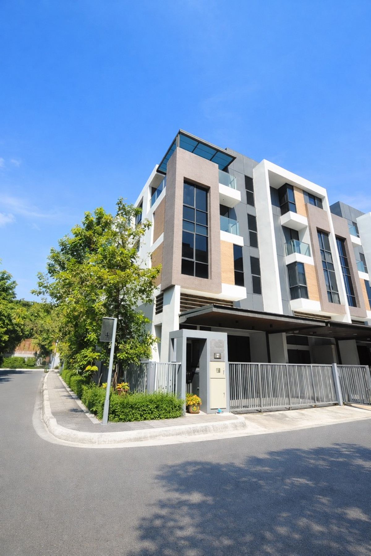 For SaleHouseRama3 (Riverside),Satupadit : 🔹 Baan 365 Residence @ Rama III 🔹
Luxury 4.5-Storey Townhome (Corner Unit) • Land area: 38.5 sqw • Usable area: 310 sqm • 4 Bedrooms • 5 Bathrooms • 2 Parking Spaces • Spacious Rooftop