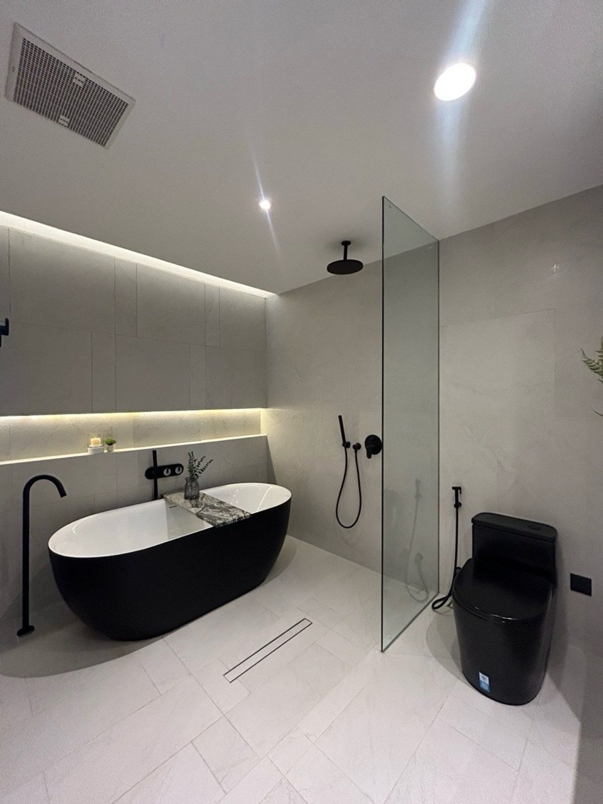 ขายทาวน์โฮมเลียบทางด่วนรามอินทรา : ทาวน์โฮมหรู 3 ชั้น แอล คิว สตรีวิทยา 2 ย่านเลียบด่วนรามอินทรา ใกล้เซ็นทรัลอีสต์วิลล์ เดินทางเข้าเมืองง่าย