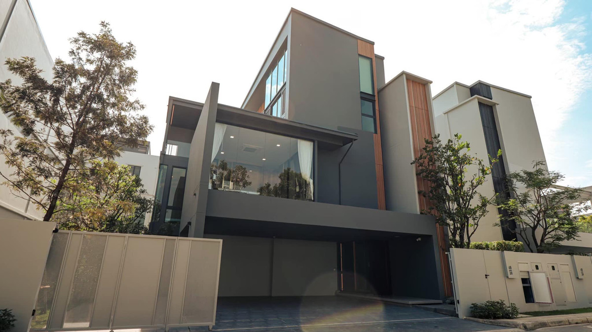 ขายบ้านพัฒนาการ ศรีนครินทร์ : บ้านหรู 5 ห้องนอน ใหญ่ 550 ตร.ม. ที่ VIVE 2 กรุงธนกรีฑา เช่า 450,000 บาท/เดือน ขาย 49 ล้าน พร้อมที่ดิน 85 ตร.ว.