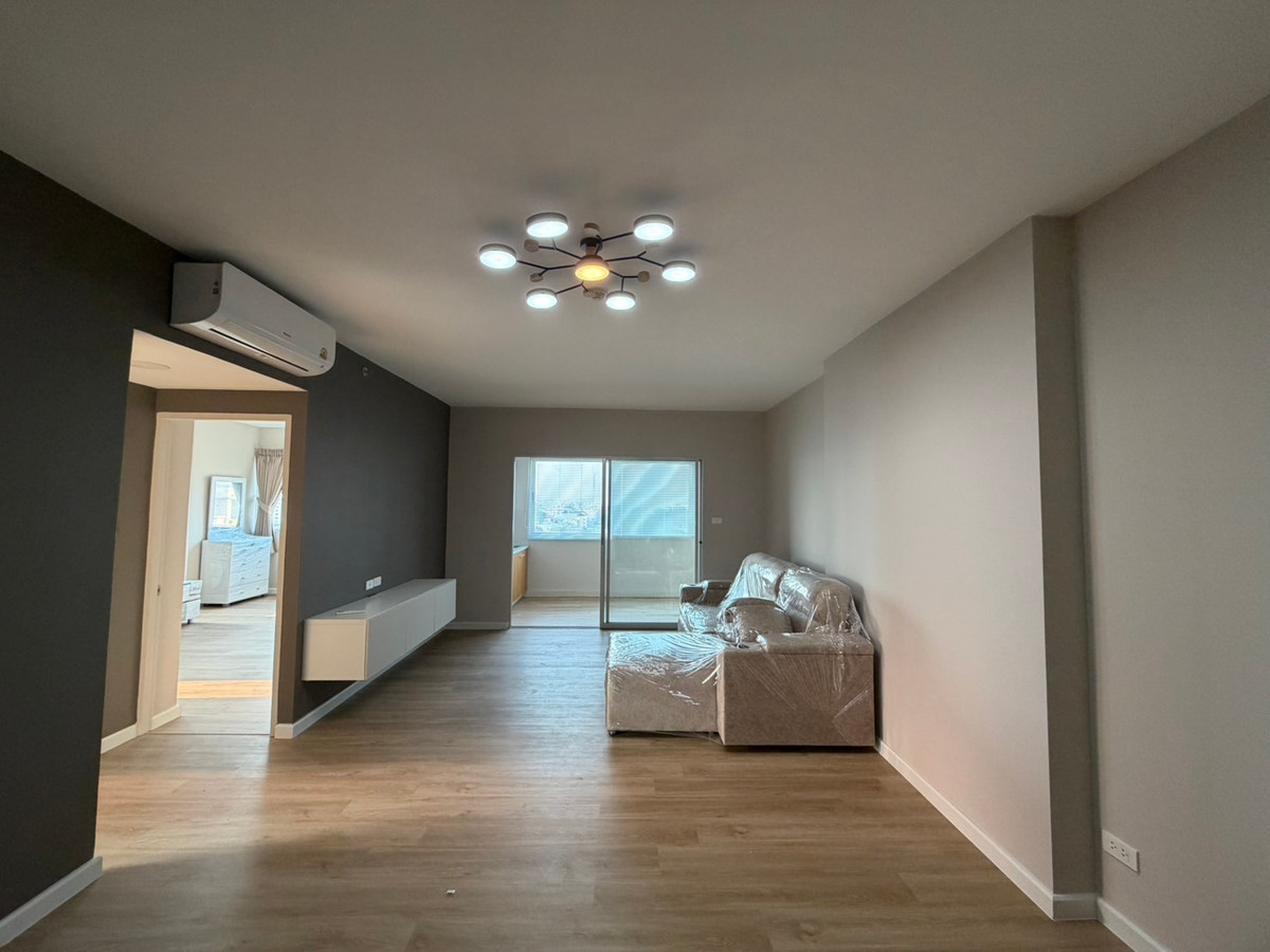 For RentCondoPattanakan, Srinakarin : Condo for rent, Supalai Park Srinakarin, newly renovated, ready to move in. Next to the MRT Yellow Line