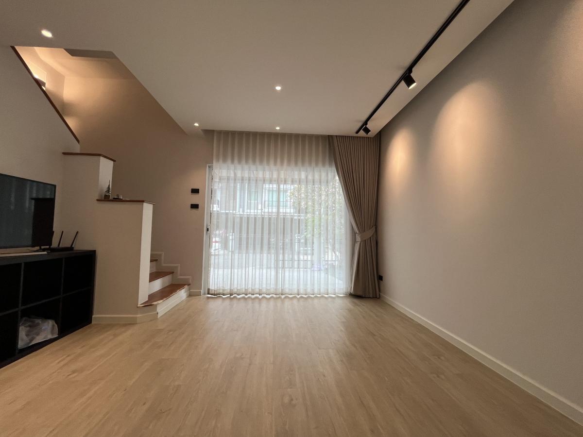 For RentTownhomeLadkrabang, Suwannaphum Airport : Townhome for rent, 3 bedrooms, The Metro Rama 9, near MRT, special price 42,000 baht/month. Single house, area 18.8 sq m., located in a prime location in the heart of Ratchada-Rama 9.