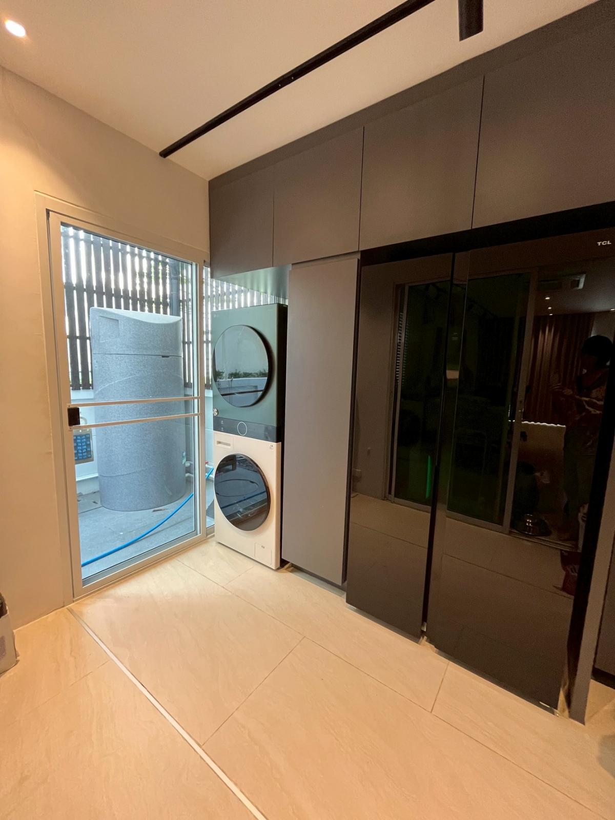 For RentTownhomeLadkrabang, Suwannaphum Airport : Townhome for rent, 3 bedrooms, The Metro Rama 9, near MRT, special price 42,000 baht/month. Single house, area 18.8 sq m., located in a prime location in the heart of Ratchada-Rama 9.