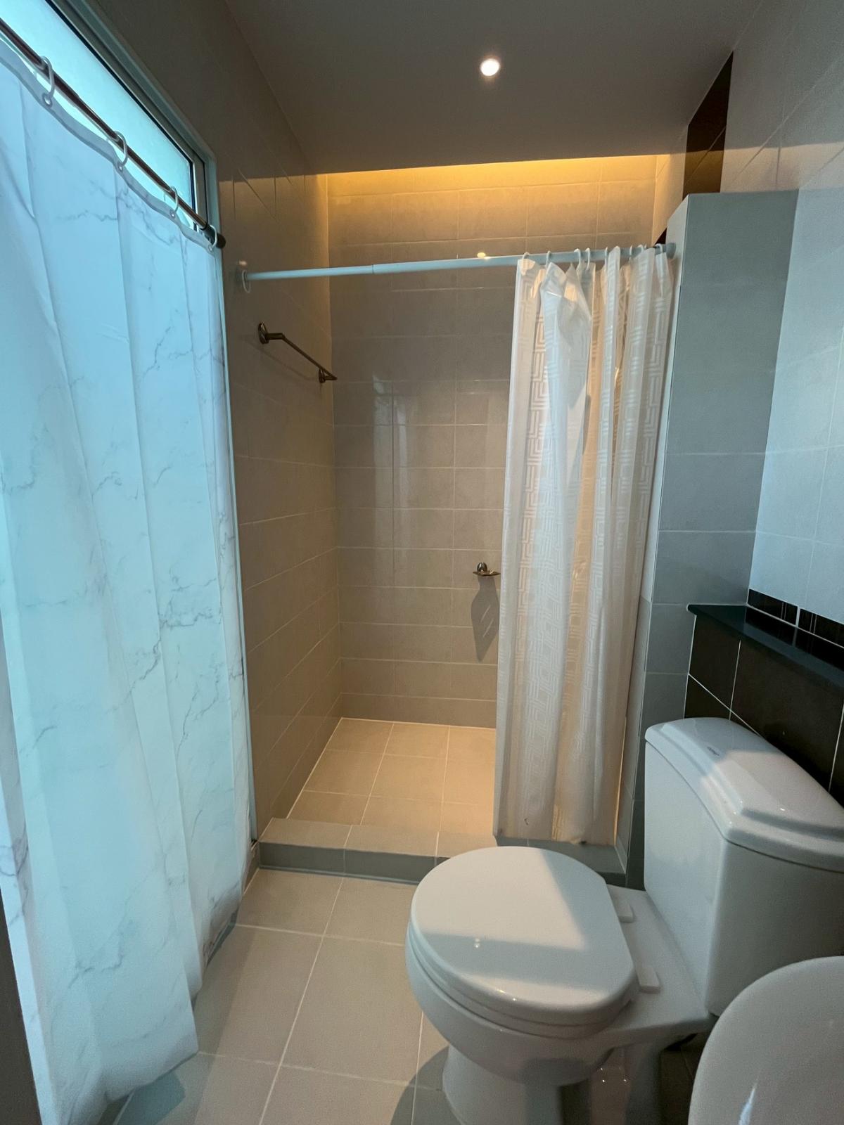 For RentTownhomeLadkrabang, Suwannaphum Airport : Townhome for rent, 3 bedrooms, The Metro Rama 9, near MRT, special price 42,000 baht/month. Single house, area 18.8 sq m., located in a prime location in the heart of Ratchada-Rama 9.