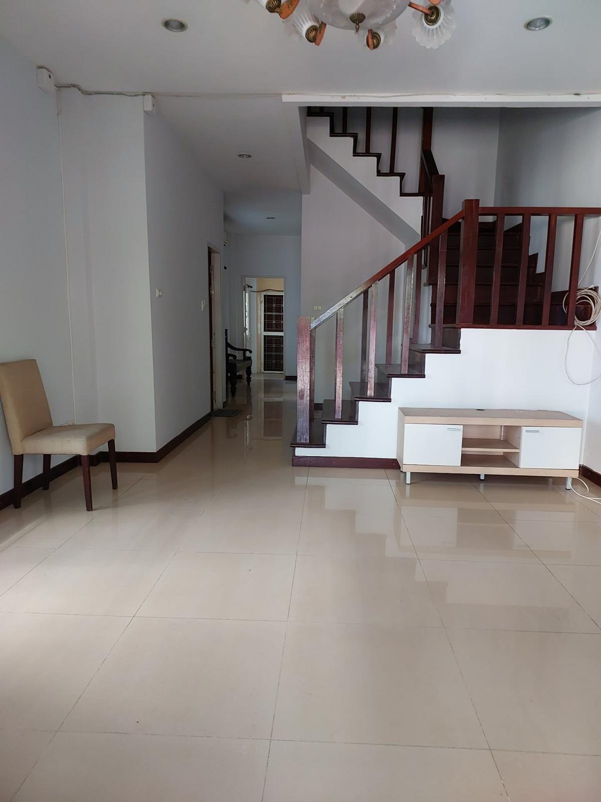 For RentTownhomeRama3 (Riverside),Satupadit : Townhome for rent, 4 bedrooms, Yen Akat Soi 2 area. Near Sathorn-Narathiwat, relaxing, with parking for 2 cars.