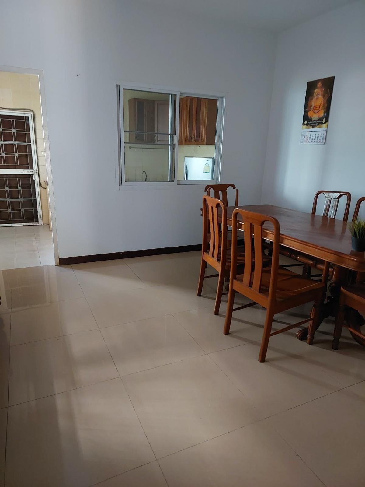 For RentTownhomePattanakan, Srinakarin : Townhome for rent, 4 bedrooms, Yen Akat Soi 2 area. Near Sathorn-Narathiwat, relaxing, with parking for 2 cars.