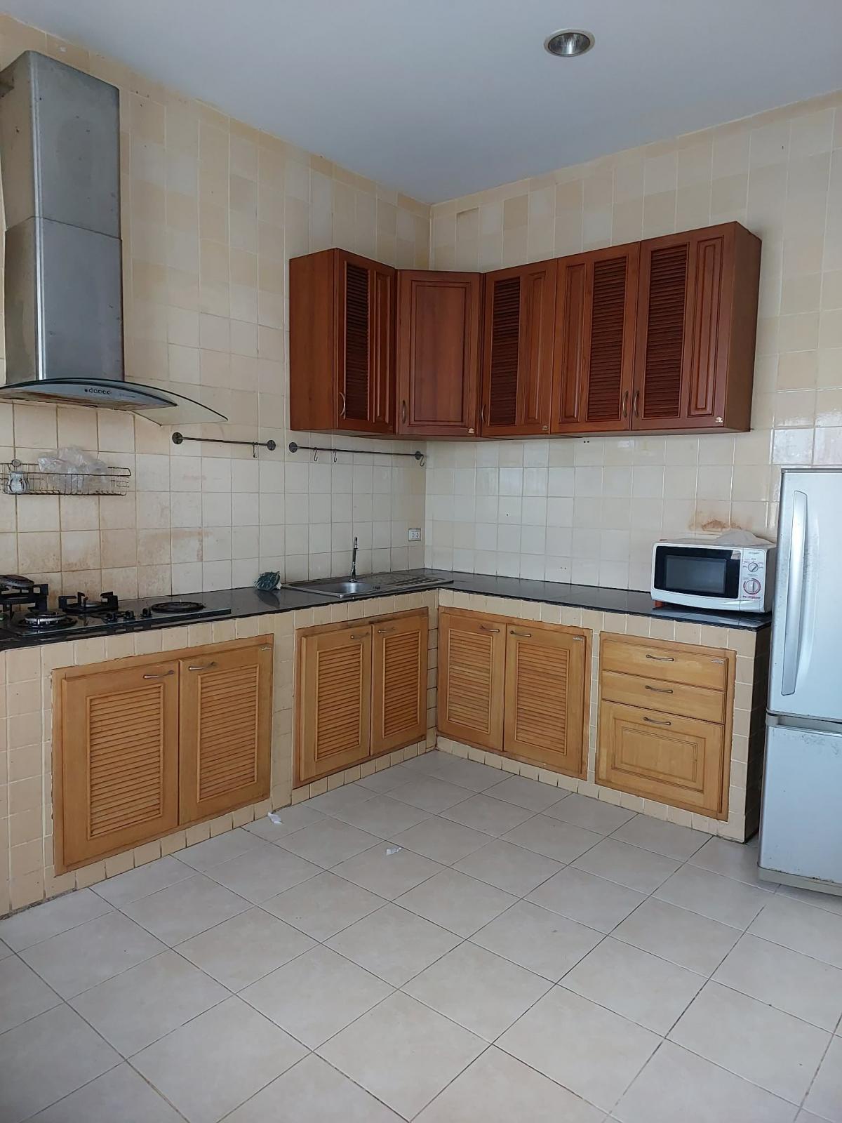 For RentTownhomePattanakan, Srinakarin : Townhome for rent, 4 bedrooms, Yen Akat Soi 2 area. Near Sathorn-Narathiwat, relaxing, with parking for 2 cars.