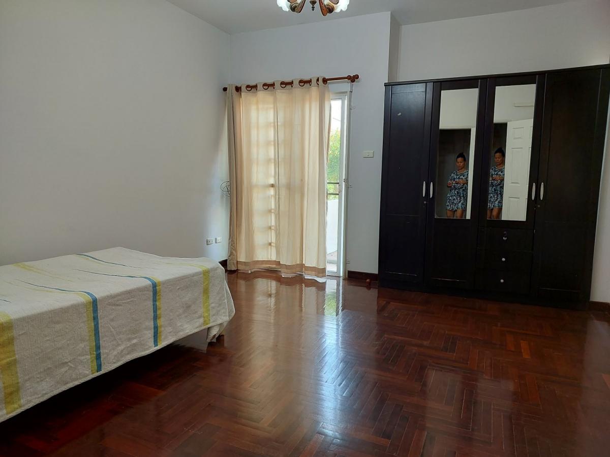 For RentTownhomePattanakan, Srinakarin : Townhome for rent, 4 bedrooms, Yen Akat Soi 2 area. Near Sathorn-Narathiwat, relaxing, with parking for 2 cars.