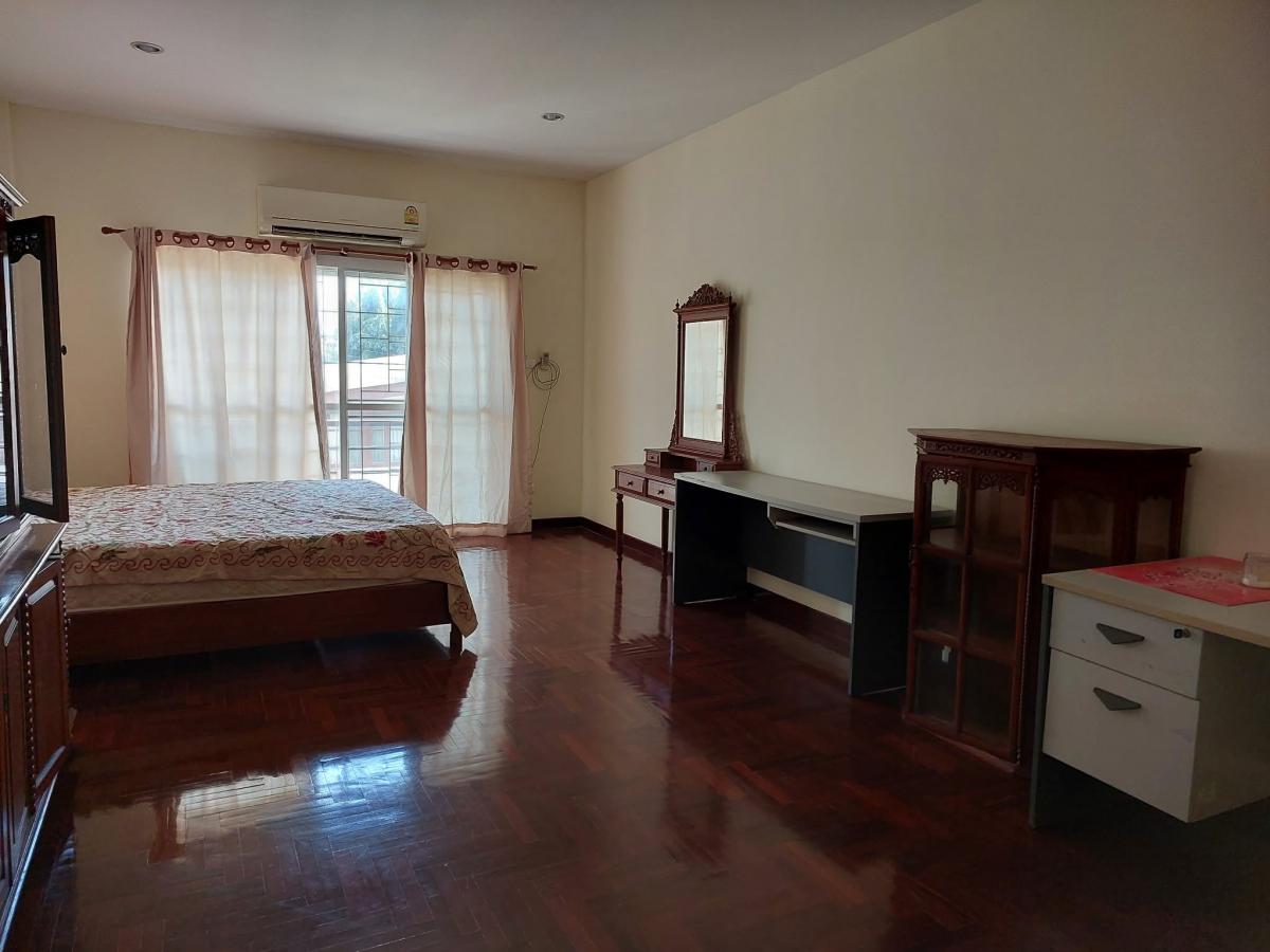 For RentTownhomePattanakan, Srinakarin : Townhome for rent, 4 bedrooms, Yen Akat Soi 2 area. Near Sathorn-Narathiwat, relaxing, with parking for 2 cars.