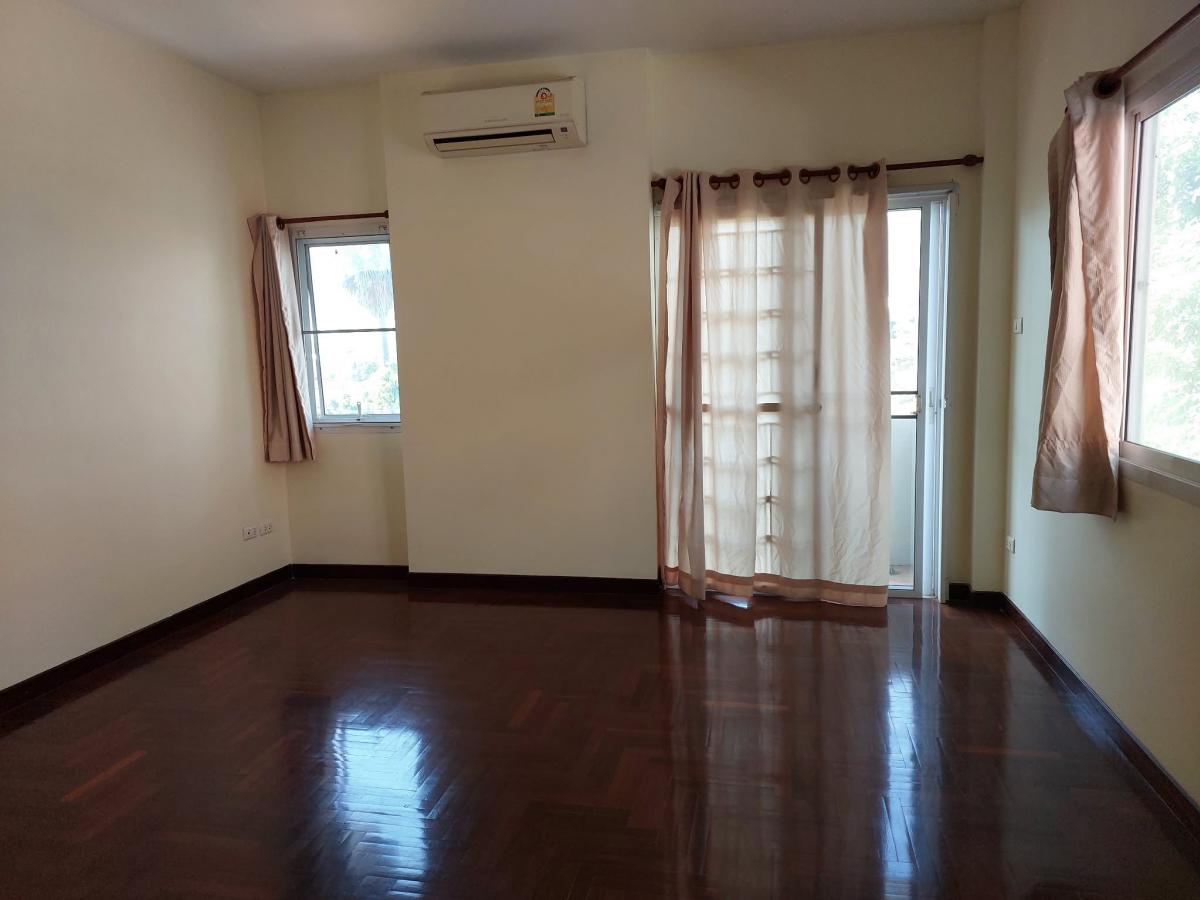 For RentTownhomePattanakan, Srinakarin : Townhome for rent, 4 bedrooms, Yen Akat Soi 2 area. Near Sathorn-Narathiwat, relaxing, with parking for 2 cars.